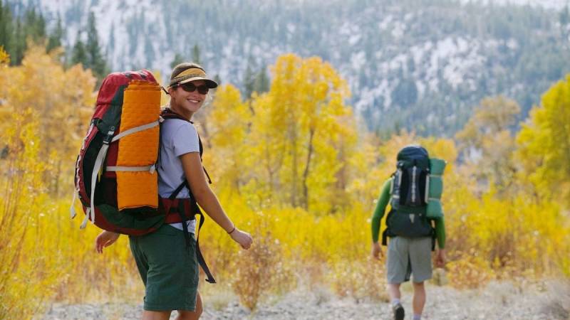 Packe einen Hut ein beim Wandern