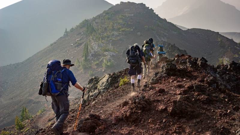 Trekkingstöcke unterstützen dich beim Wandern