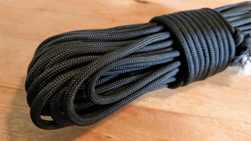 Ein Seil ist ein wichtiges Überlebenswerkzeug, weil es auf so viele verschiedene Arten verwendet werden kann. Es wird genutzt, um Gegenstände festzubinden, Stangen zusammenzuzurren, einen Unterstand zu schaffen und vieles mehr. Seile gibt es schon seit Jahrhunderten und sie haben den Menschen geholfen, in freier Wildbahn zu überleben.