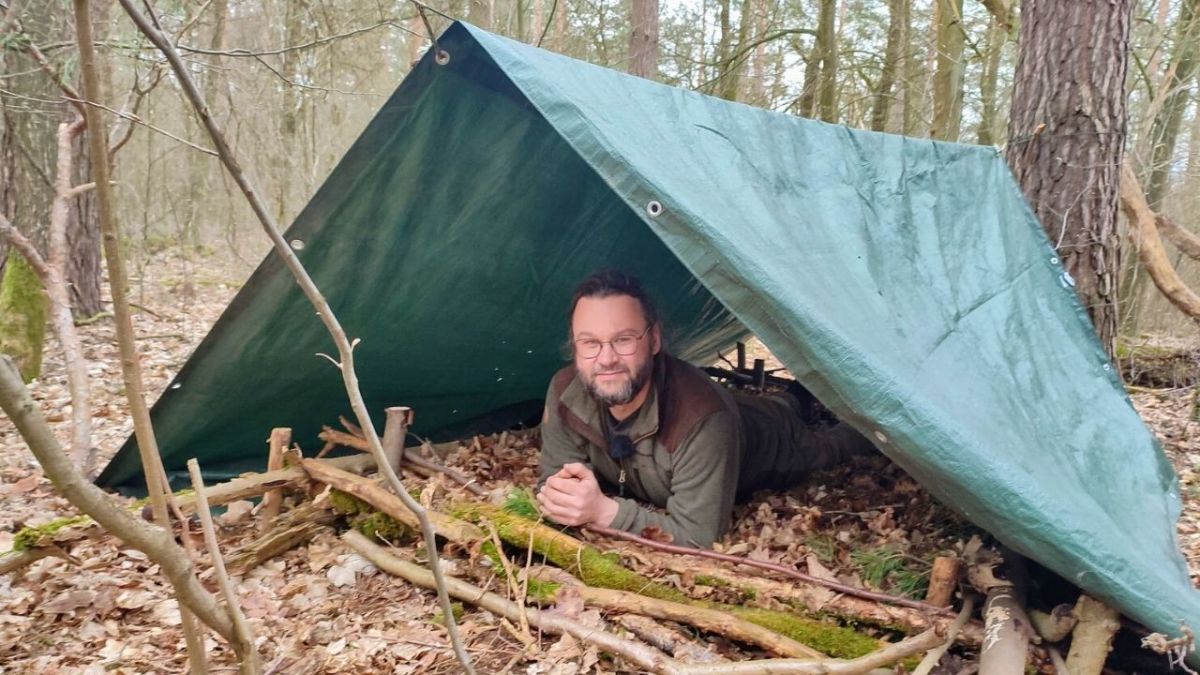 Wilderness Survival with only a Trashbag and Candle 