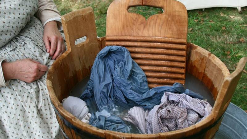 Handwäsche ist eine Methode zum Waschen von Kleidung, bei der die Kleidung von Hand gewaschen wird, anstatt sie in einer Waschmaschine zu waschen.