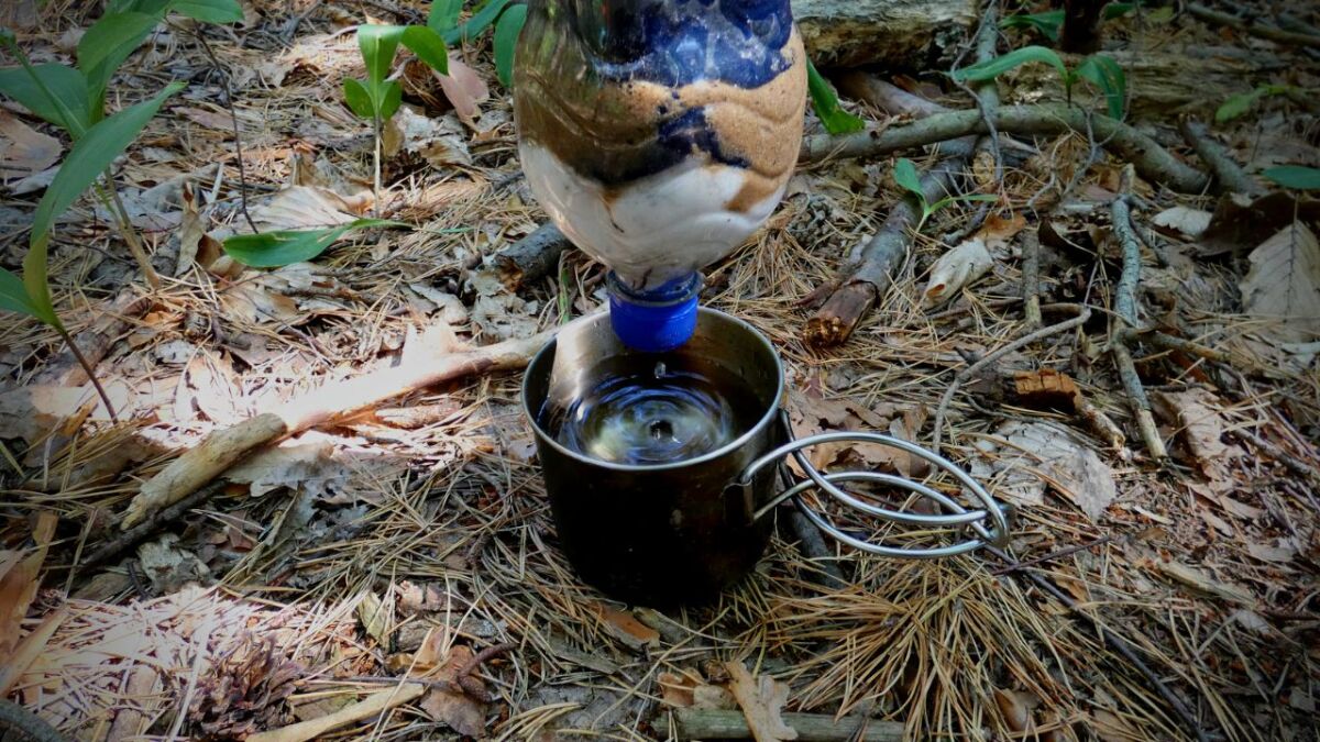 Kannst du kein Wasser abkochen und enthält dein Wasser viele Trübstoffe, so kannst du es filtern.