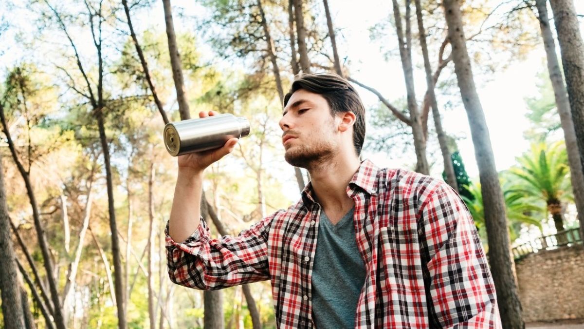 Eine Wasserflasche aus Metall ist besser als eine Flasche aus Kunststoff