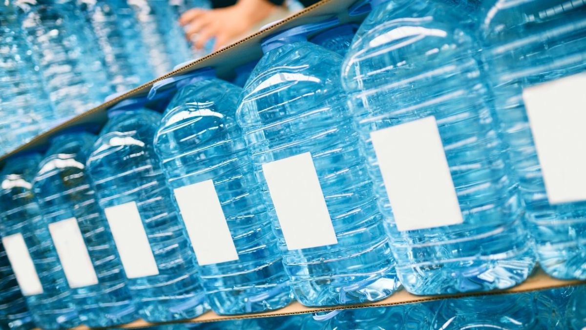 Wasser aus dem Supermarkt: Dieses Wasser ist kostengünstig, frei von bakterieller Kontamination und in einem lebensmittelechten Behälter versiegelt.