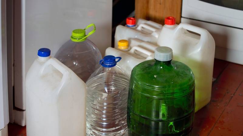 Achte auf genug Trinkwasser, wenn kein Trinkwasser am Campingplatz verfügbar ist