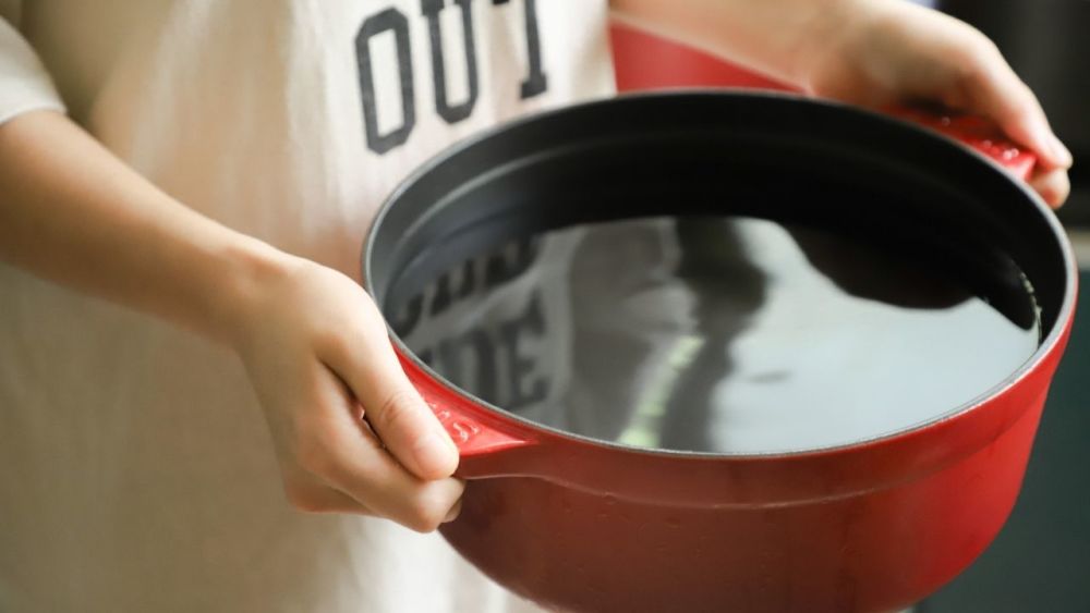 Fülle so viel Gefäße wie möglich mit Wasser, denk auch an Badewanne und Waschbecken