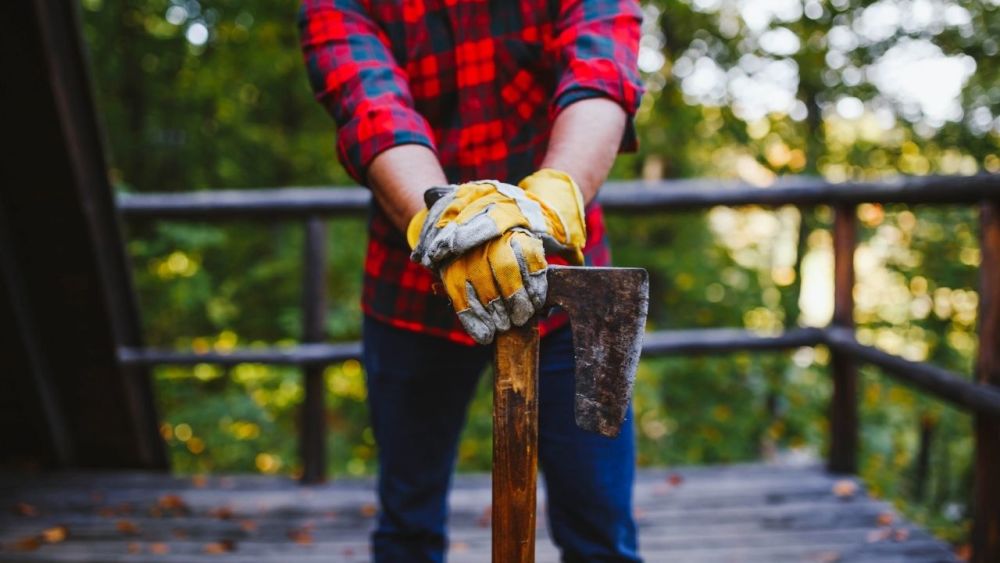 The most important axe skills you should master in the wilderness