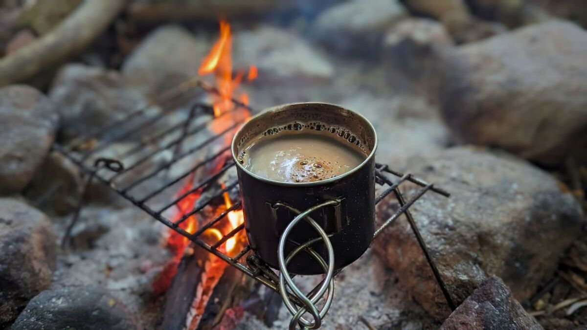 Ich liebe einen frischen Kaffee nach einer Nacht im Wald