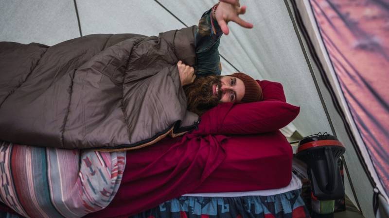 Wie schläft man im Zelt am besten? [Schlafmöglichkeiten und Tipps]