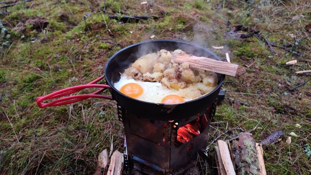 Mein Mittagessen auf dem Wika FlexFire Premium Hobo mit der Primus Litech Bratpfanne aus Aluminium