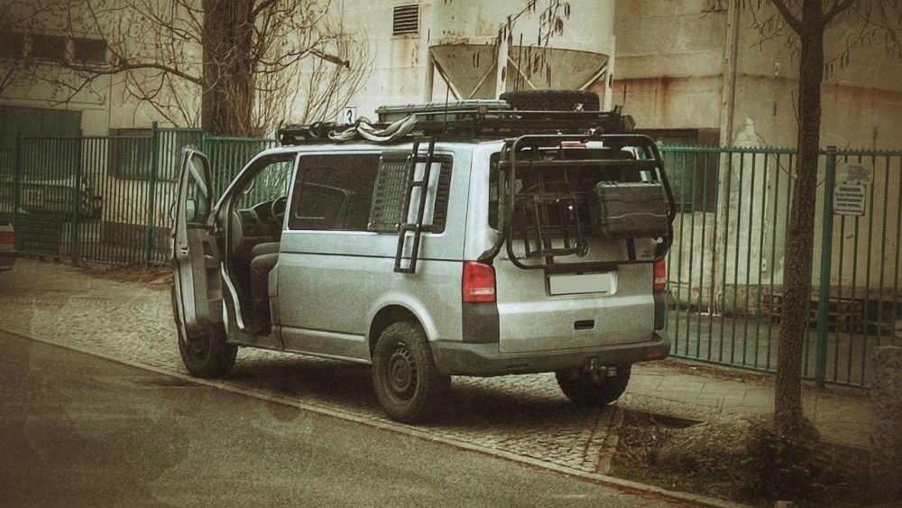 Ein Bug-Out-Fahrzeug ist ein Fahrzeug, das für eine Flucht-Situation verwendet wird. Es kann entweder ein Auto, ein Wohnmobil, ein Van, ein Motorrad oder ein Fahrrad sein.