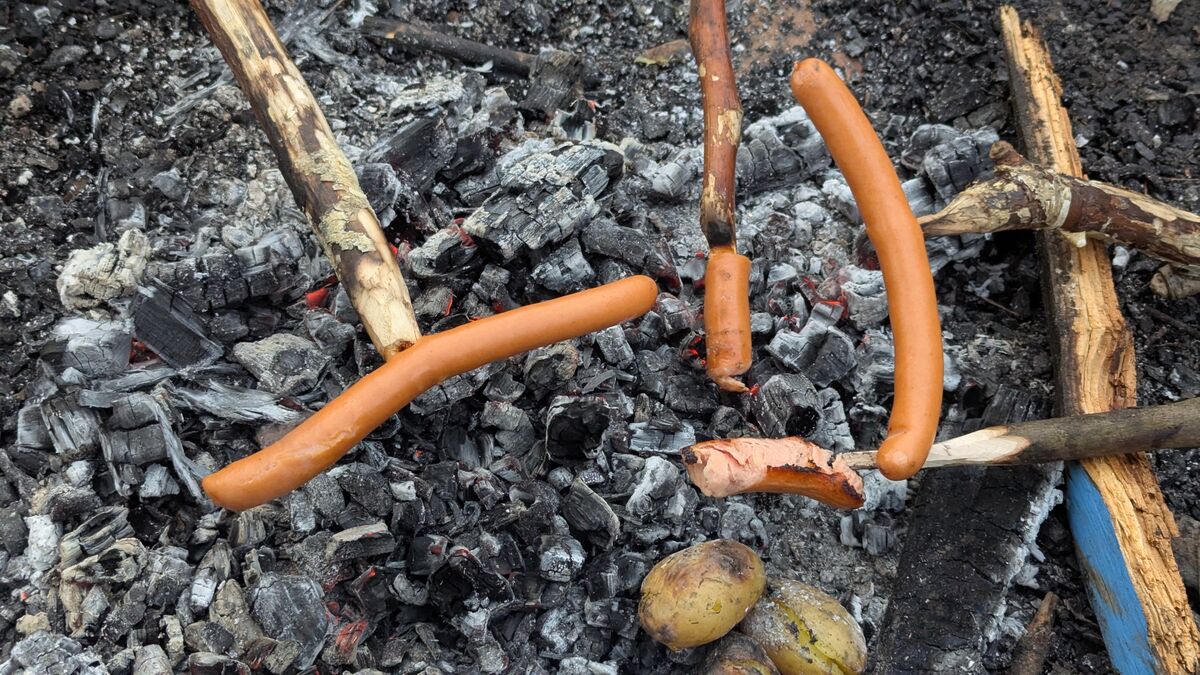 wuerstchen ueber dem lagerfeuer 1