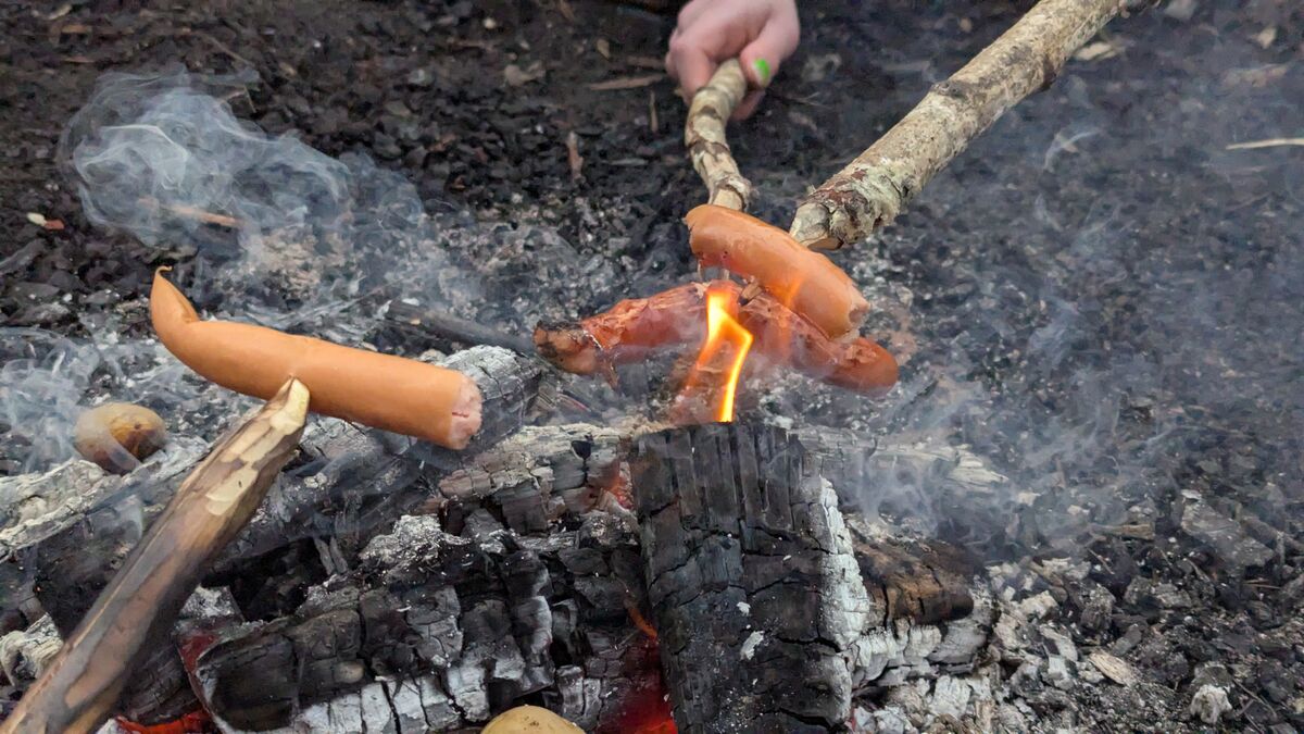 wuerstchen ueber dem lagerfeuer 2