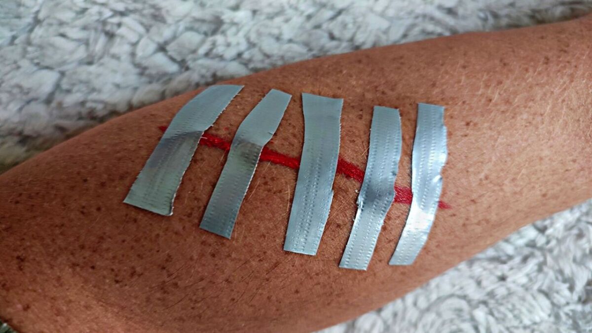 Wie behandelt man eine Wunde im Notfall mit Duct Tape?