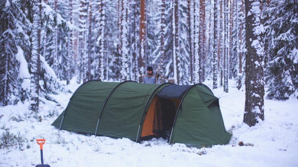 zelt im wald im winter