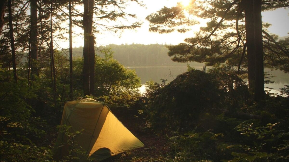 In den Vereinigten Staaten gibt es einige Landbesitzer, die es dir erlauben, auf ihrem Land zu bushcraften – Fragen hilft hier.