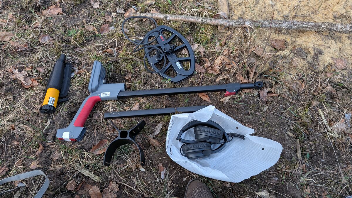 zerlegt detektor ausruestung waldboden 1