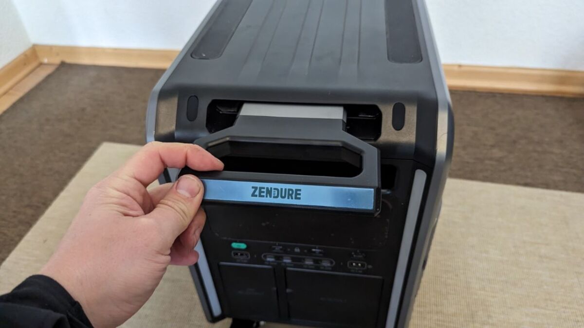 The Zendure Powerstation has a great handle for pulling it out.