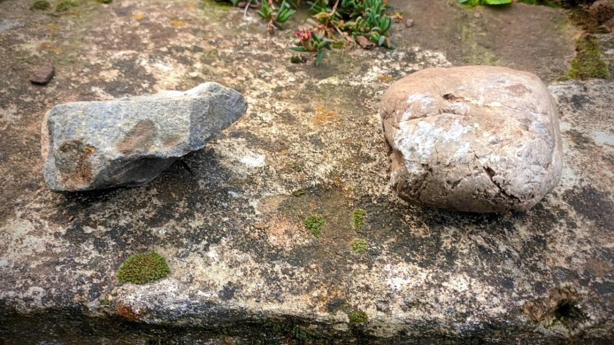 zwei faustgrosse steine fuer ein steinmesser