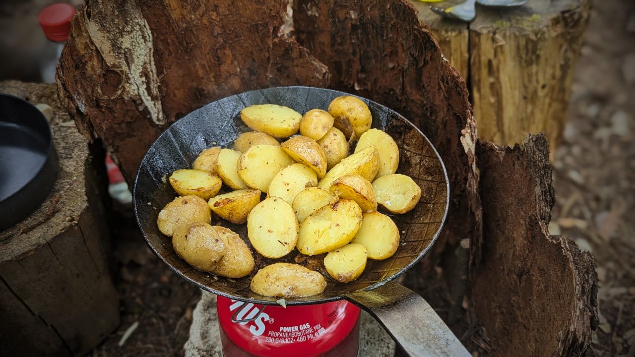 Gebratene Kartoffeln mit Olivenöl und Rosmarin