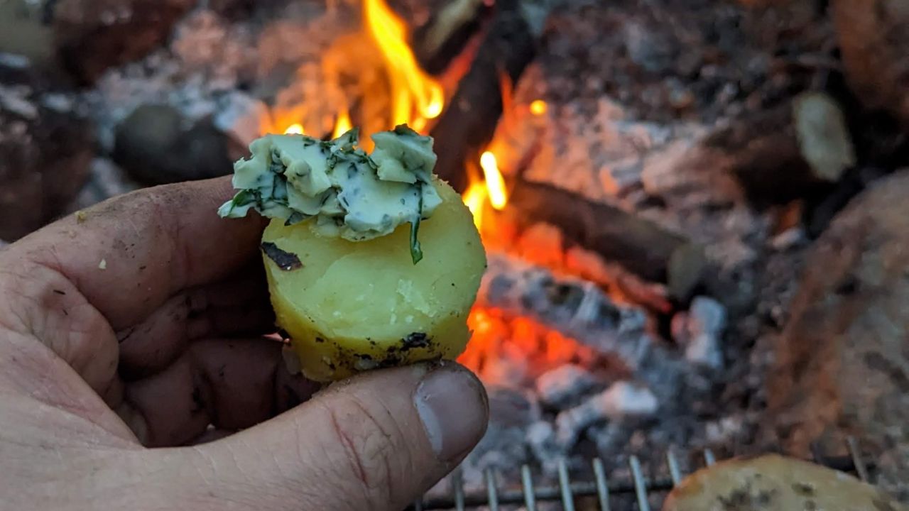 kartoffel aus dem lagerfeuer mit kraeuterbutter