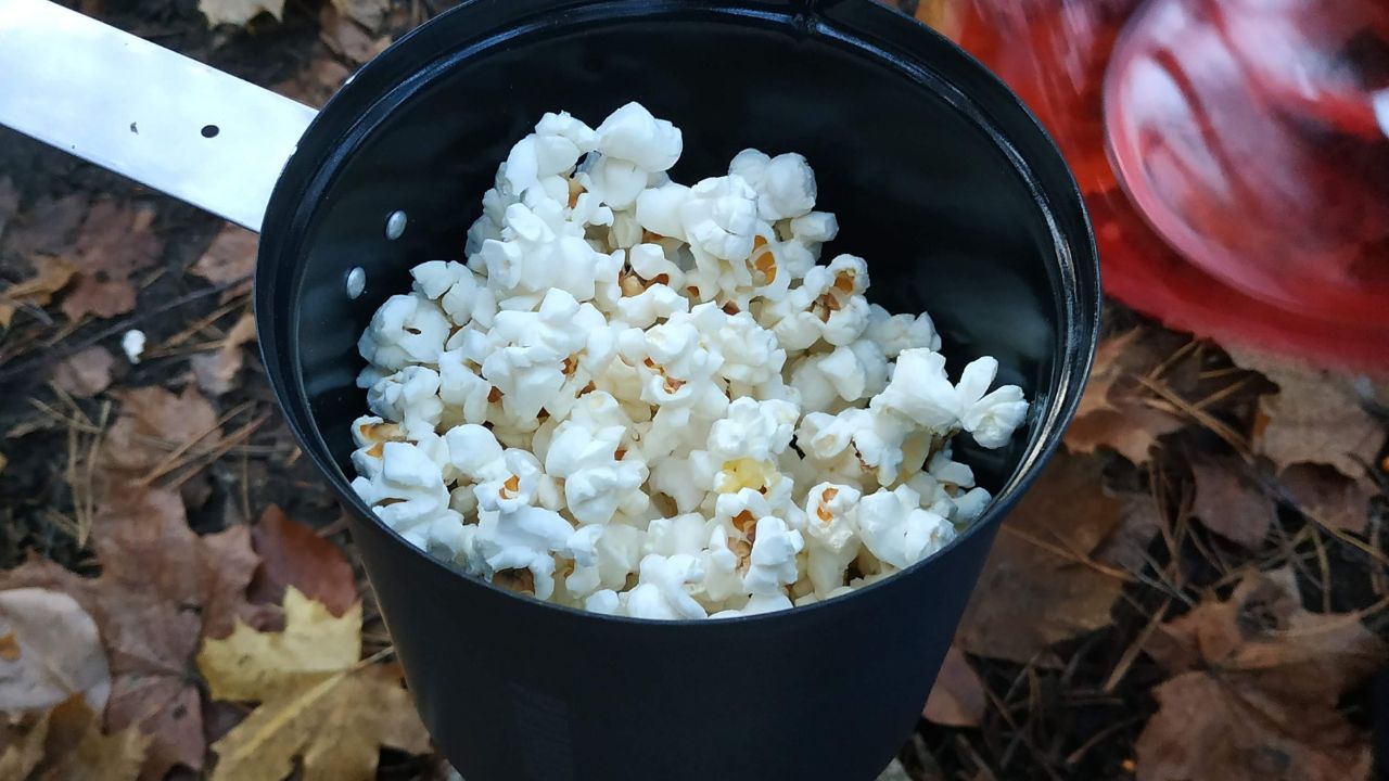 Wildnis-Popcorn am Gaskocher