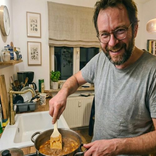 Stefan zeigt seinen selbstgeschnitzten Holzspatel