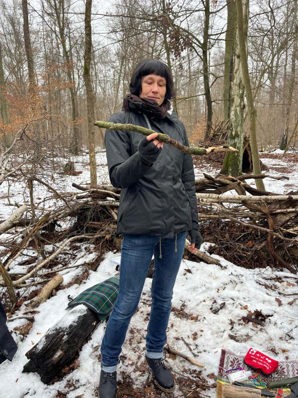 Aline an ihrem persönlichen Sitzplatz im Wald bei Hennigsdorf