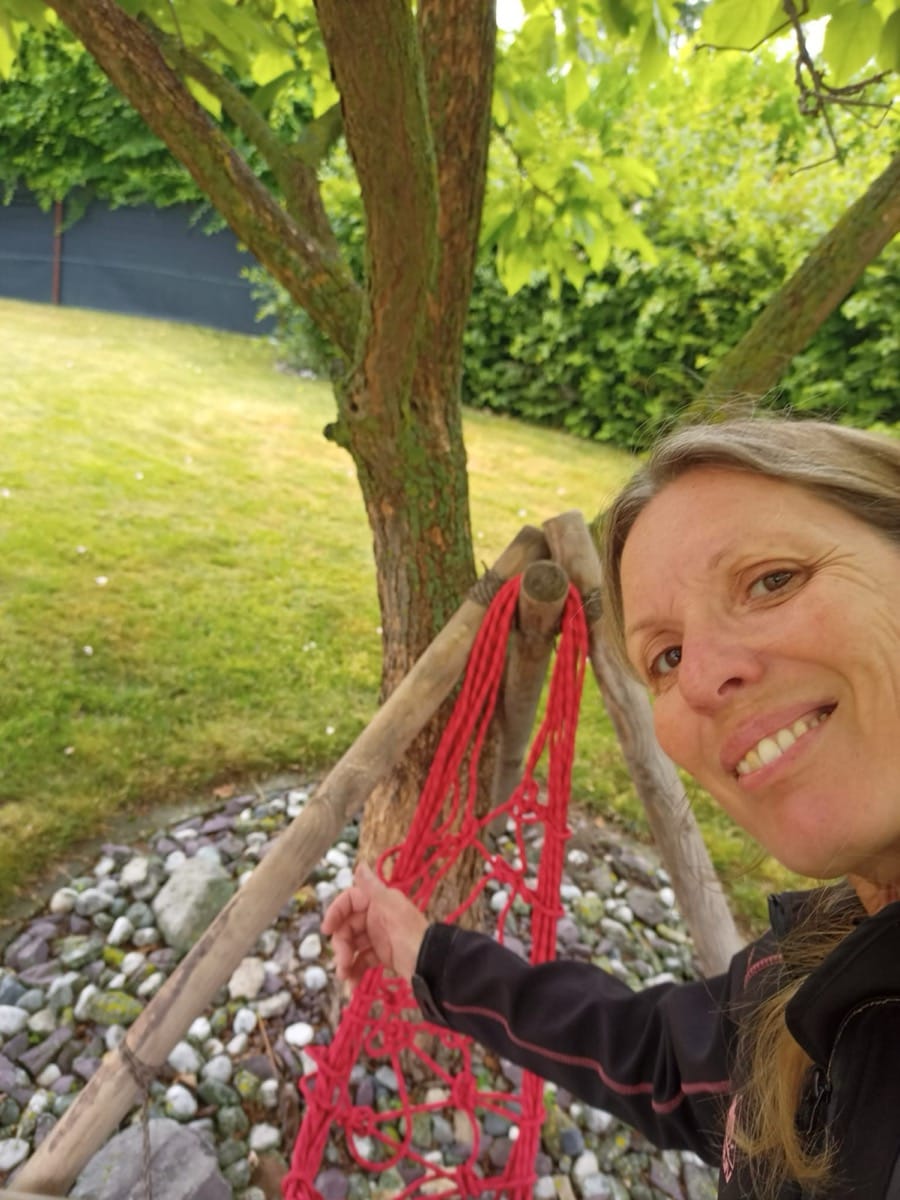 Monika, die Ranger Moni, draußen im Wald mit Kindern