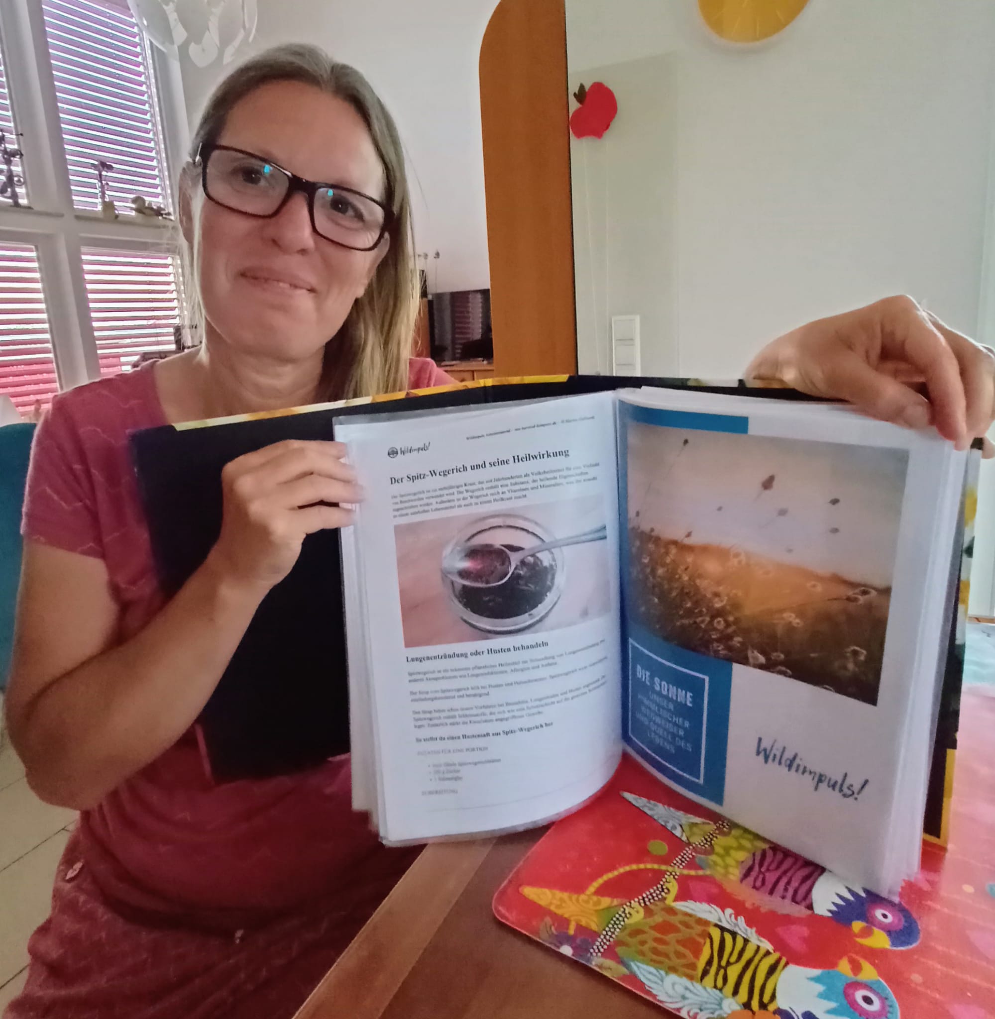 Monikas Mappe mit ausgedruckten Wildimpuls-Missionen